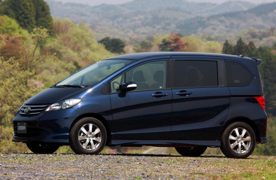 Замена аккумулятора Honda Freed